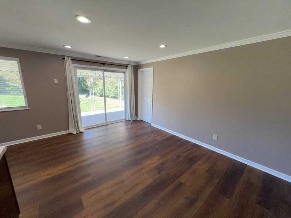 251 Kinsman Ct - Photo 5 of 15