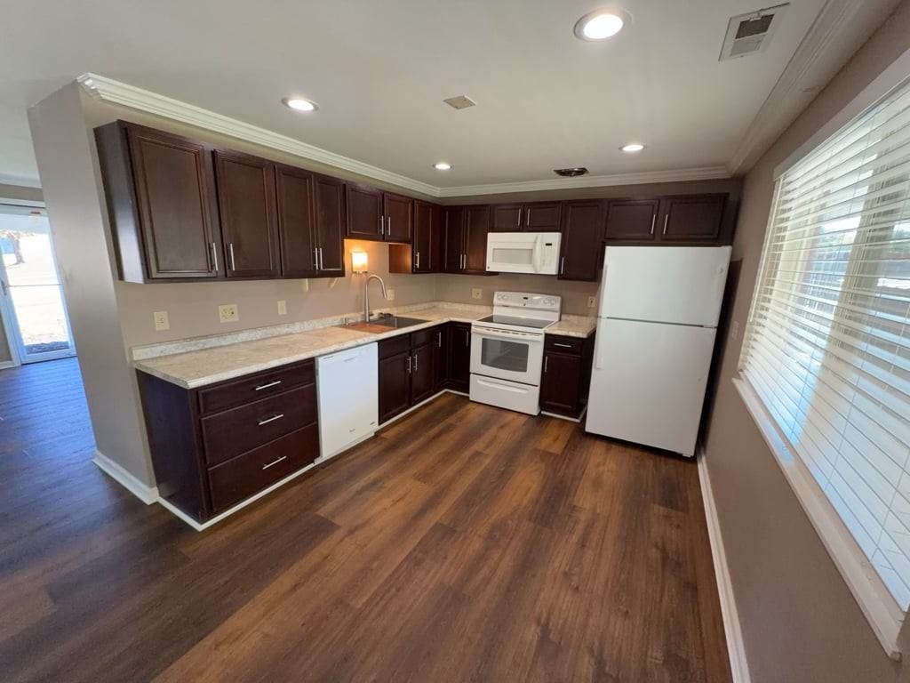 251 Kinsman Ct - Photo 6 of 15