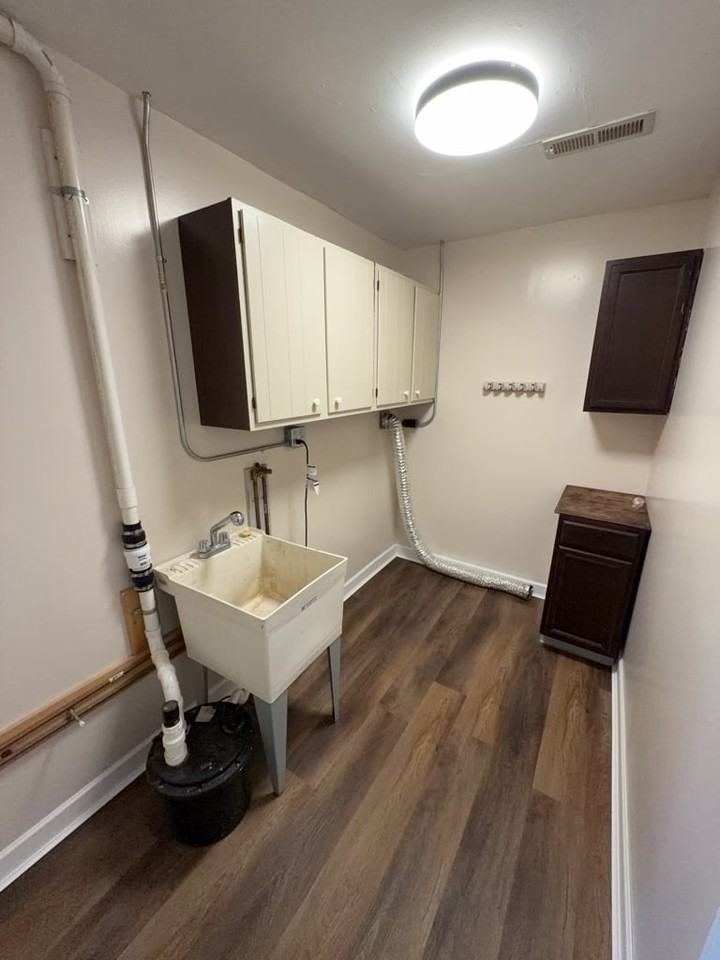 251 Kinsman Ct - Photo 7 of 15