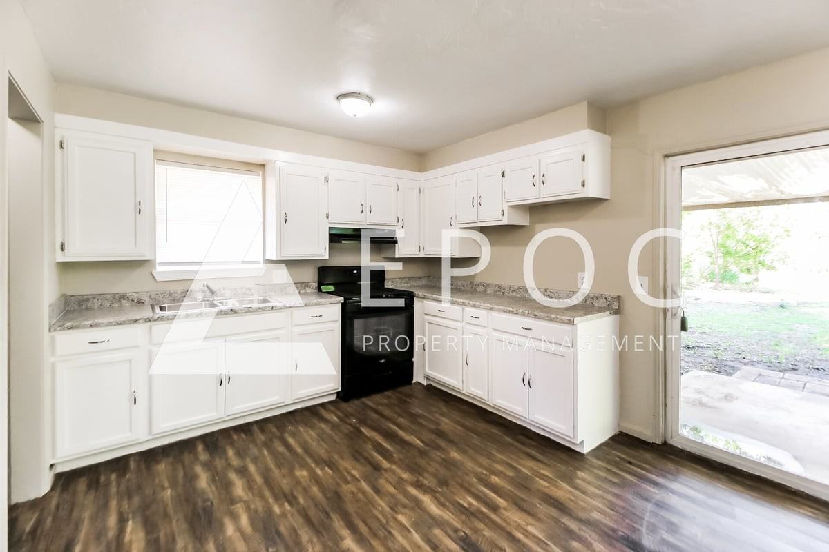 237 Nw 82nd St - Photo 4 of 15
