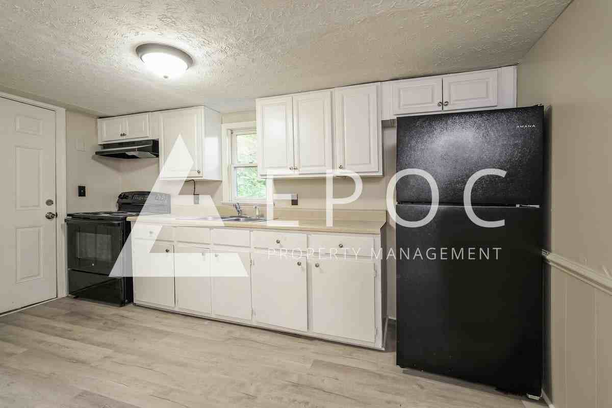 516 Alexander St - Photo 4 of 17
