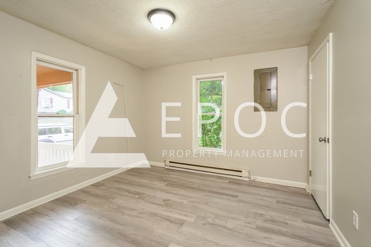516 Alexander St - Photo 7 of 17