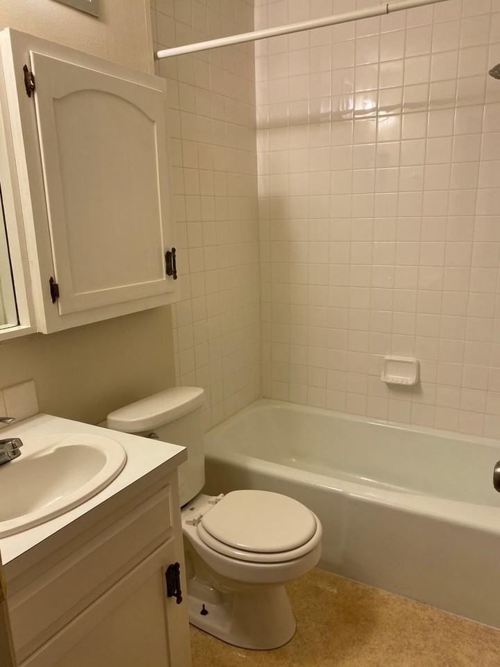 2214 Sw 29th Ter #2 - Photo 3 of 8