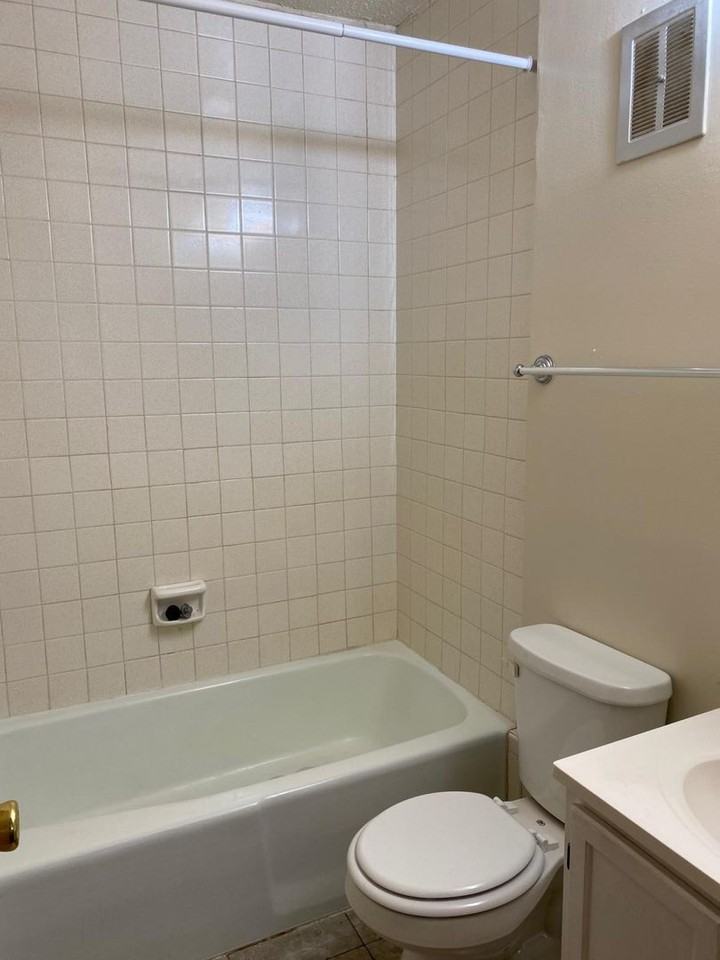 2214 Sw 29th Ter #2 - Photo 6 of 8