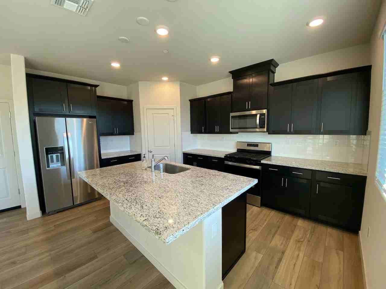 2845 Shaver Ct - Photo 5 of 32
