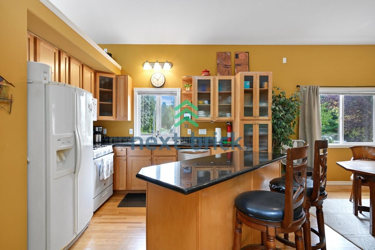 1027 6th St - Photo 4 of 23