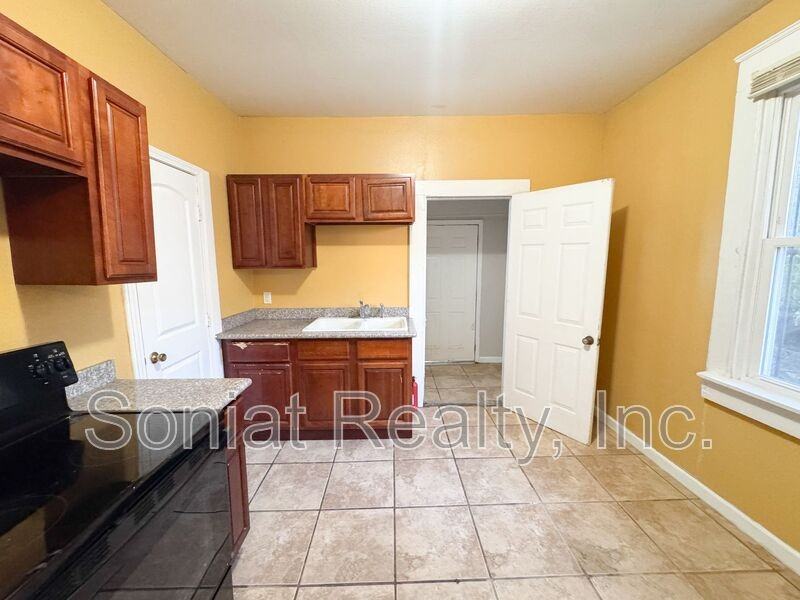 1121 S Genois St - Photo 3 of 10