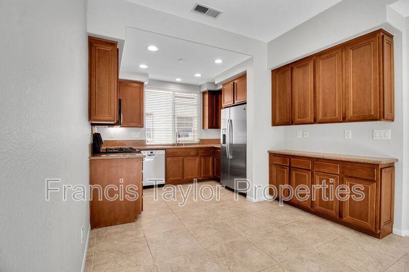633 Kellogg St - Photo 6 of 28