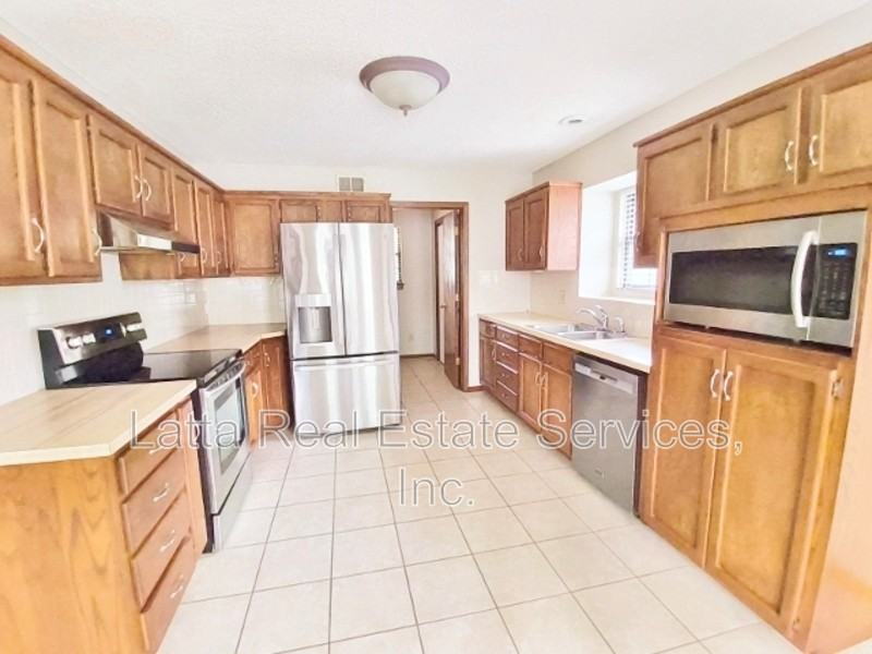 2748 S Coachman Dr - Photo 7 of 16