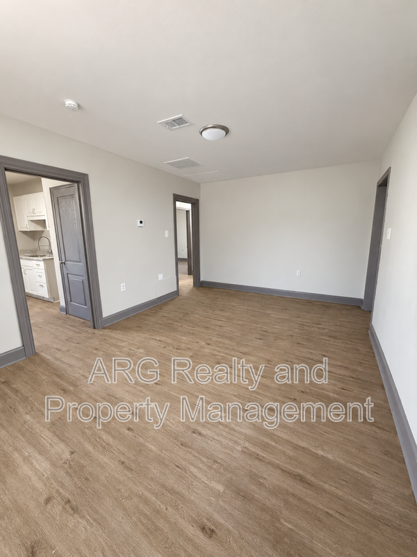 1375 Elizabeth Ave Sw - Photo 2 of 9
