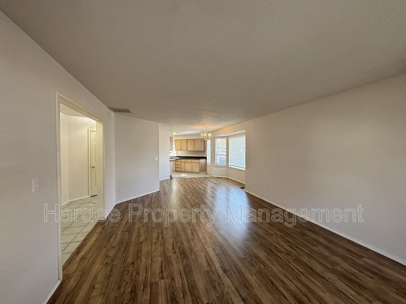 688 S Gamay Ln - Photo 4 of 20