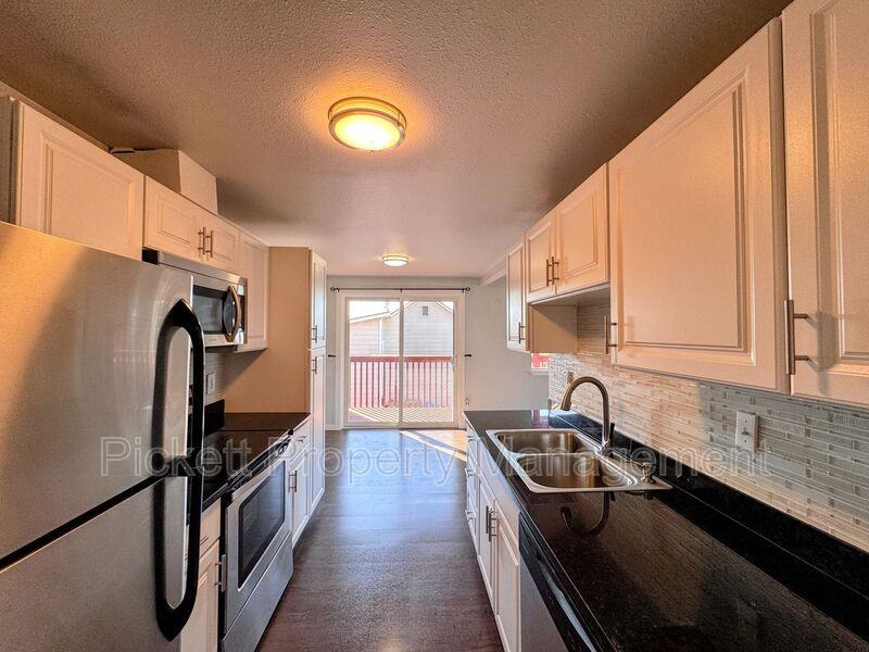 1132 Scott Ave - Photo 3 of 20