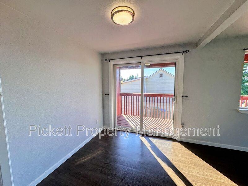 1132 Scott Ave - Photo 6 of 20