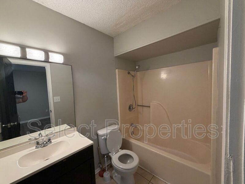 521 W Huntington Ave #6 - Photo 5 of 8