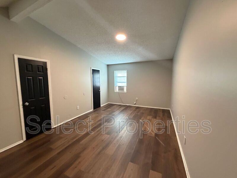 521 W Huntington Ave #6 - Photo 7 of 8