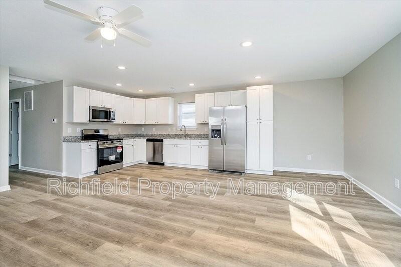 1125 Trowbridge St - Photo 6 of 34