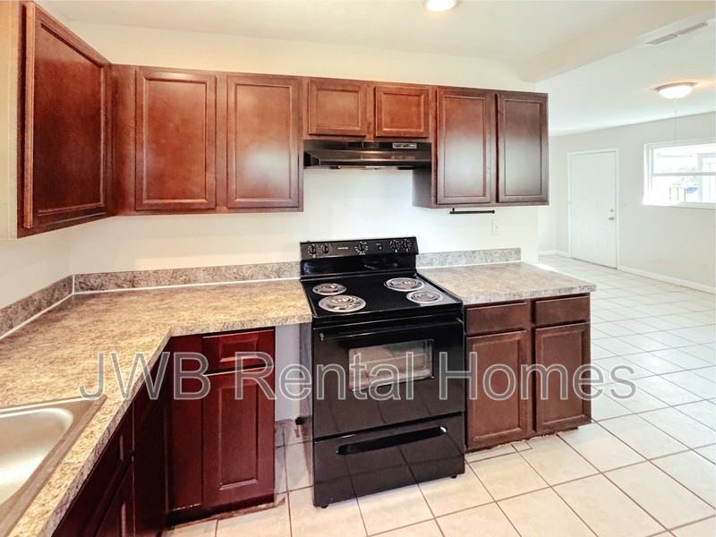 7742 Kershaw Dr S - Photo 4 of 28