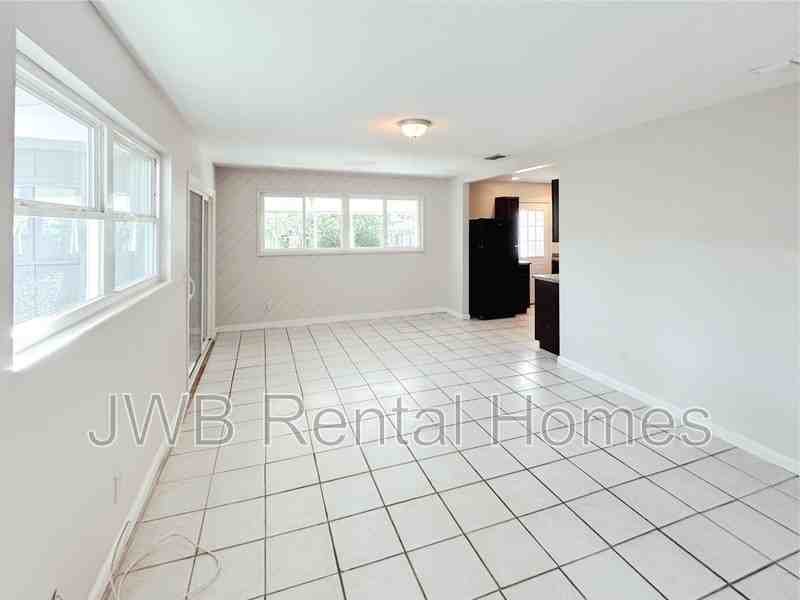 7742 Kershaw Dr S - Photo 7 of 28