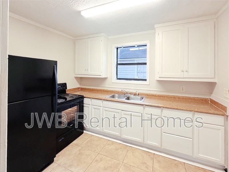 2744 Broadway Ave - Photo 2 of 26