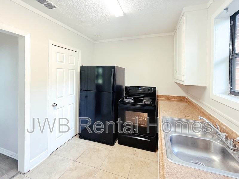 2744 Broadway Ave - Photo 4 of 26