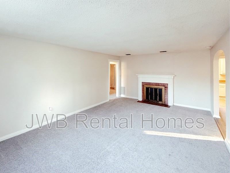 2744 Broadway Ave - Photo 5 of 26