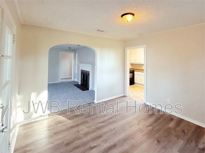 2744 Broadway Ave - Photo 6 of 26