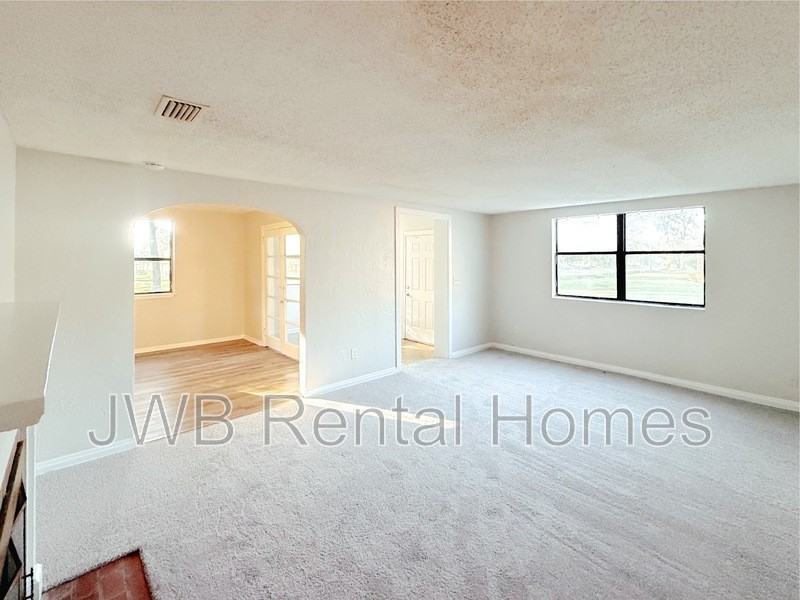 2744 Broadway Ave - Photo 7 of 26