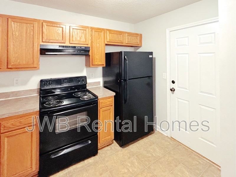 8315 Oden Ave - Photo 4 of 34