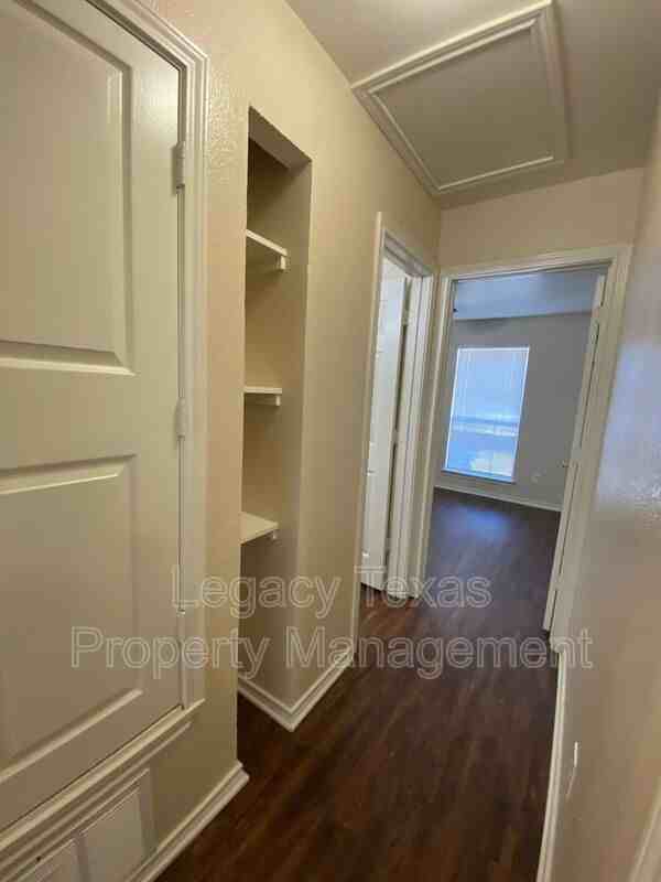 1719 Short St #B - Photo 2 of 11