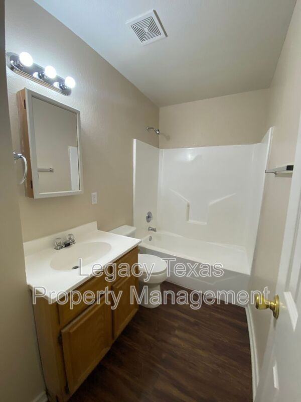 1719 Short St #B - Photo 3 of 11