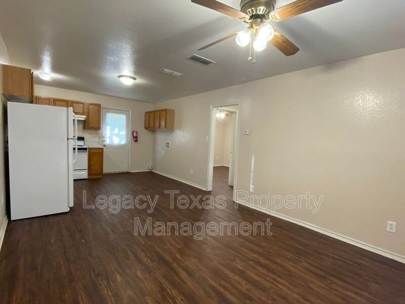 1719 Short St #B - Photo 4 of 11