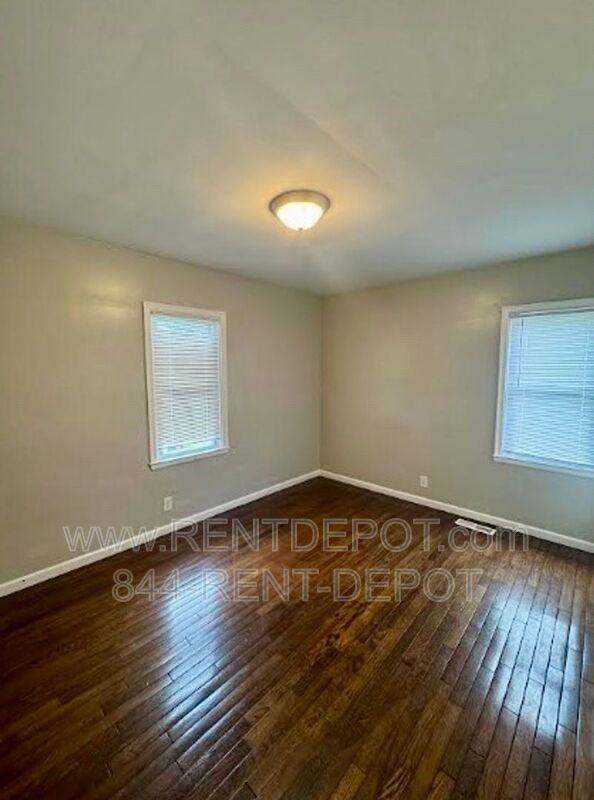 1040 Covert Ave - Photo 4 of 9