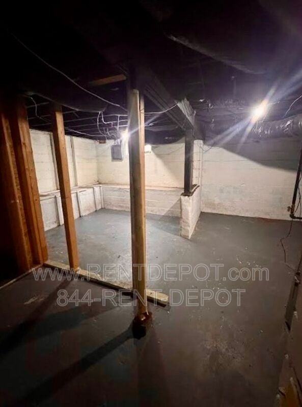1040 Covert Ave - Photo 7 of 9