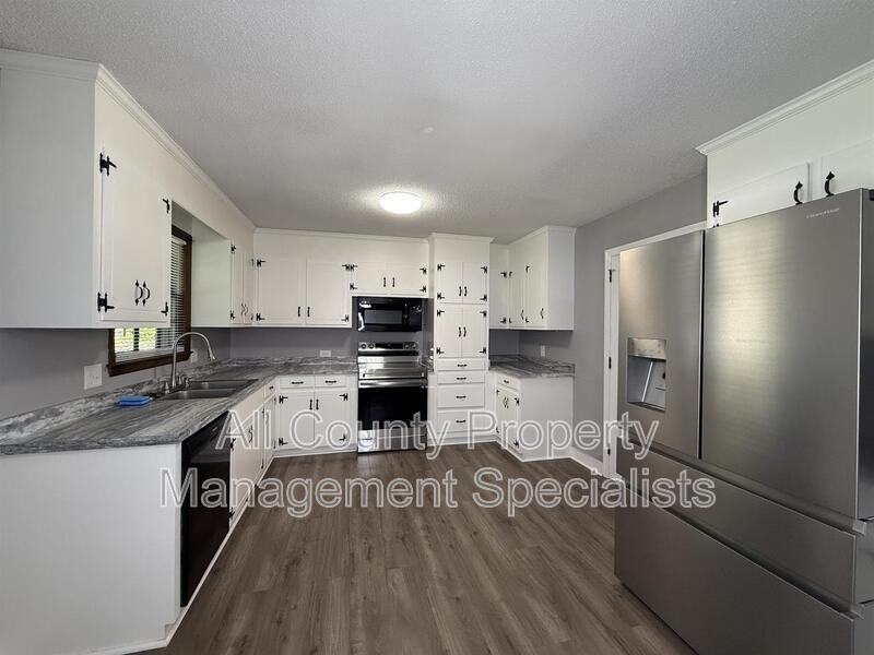 3136 Woodsen Cir - Photo 3 of 12