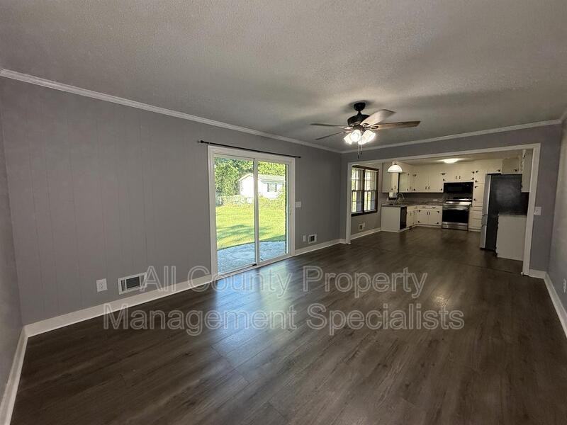 3136 Woodsen Cir - Photo 4 of 12