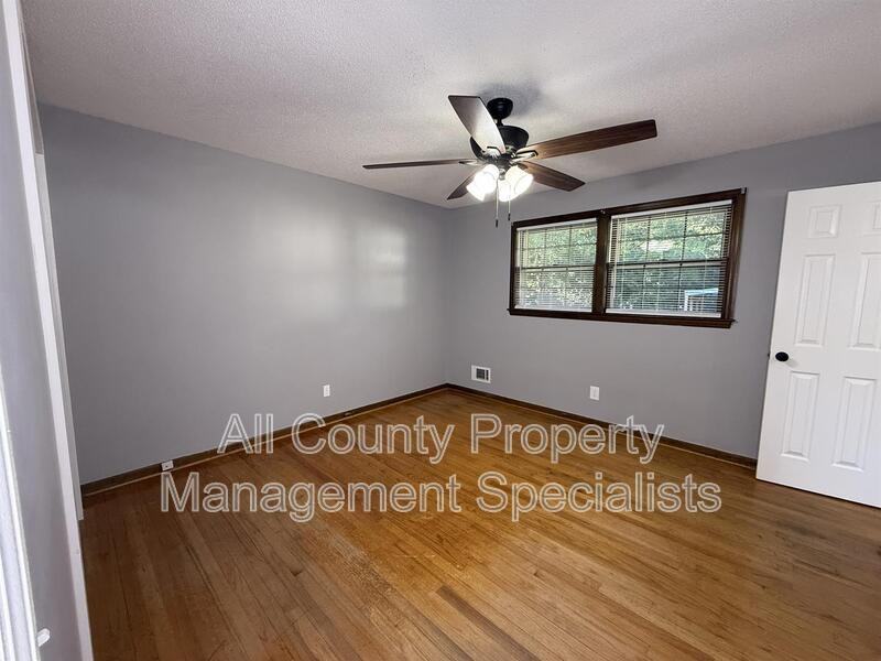 3136 Woodsen Cir - Photo 5 of 12