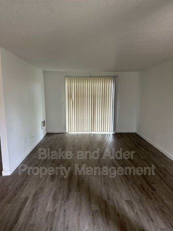 3881 Ne 152nd Ave - Photo 3 of 5