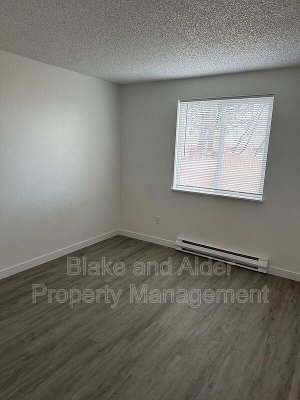 3881 Ne 152nd Ave - Photo 4 of 5