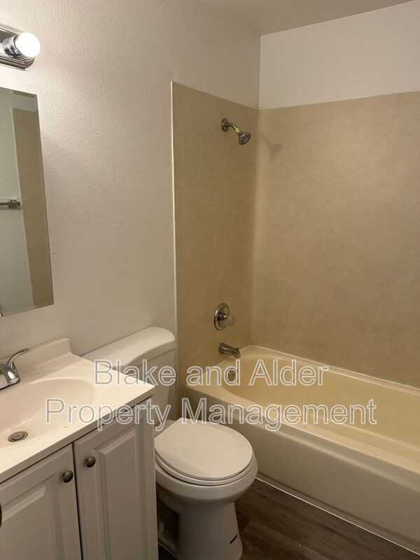 3881 Ne 152nd Ave - Photo 5 of 5