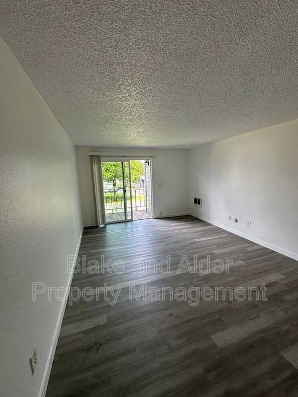 3877 Ne 152nd Ave - Photo 5 of 7