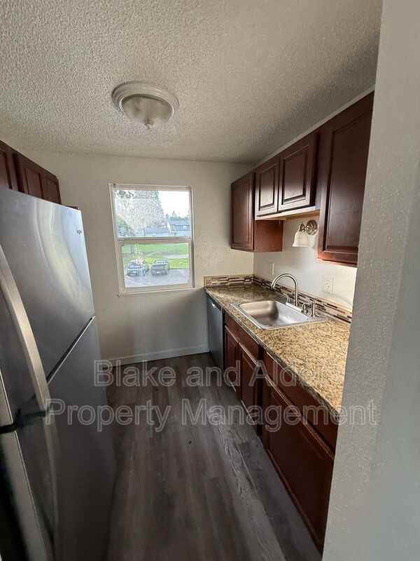3889 Ne 152nd Ave - Photo 4 of 11