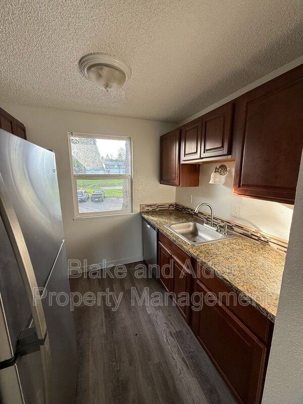 3889 Ne 152nd Ave - Photo 5 of 11