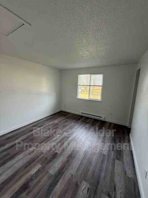 3889 Ne 152nd Ave - Photo 7 of 11