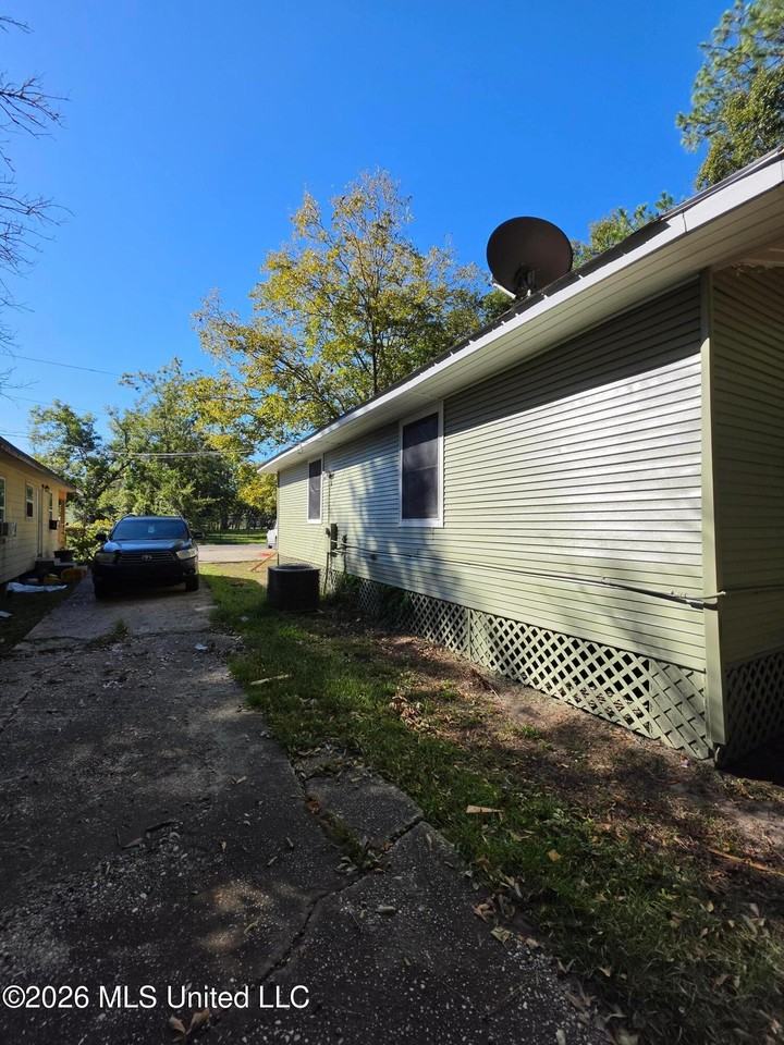4819 Hubert St - Photo 4 of 11