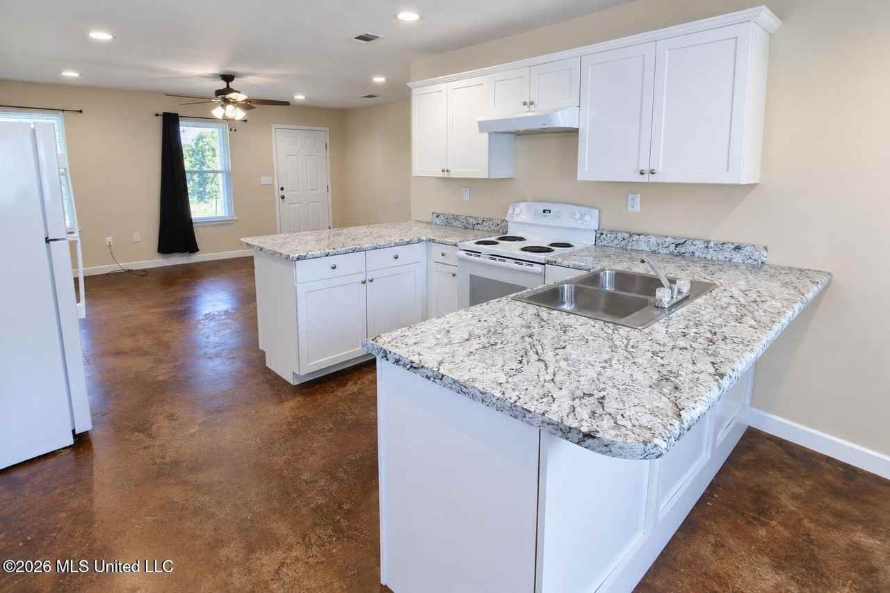 50 Plum St - Photo 4 of 14