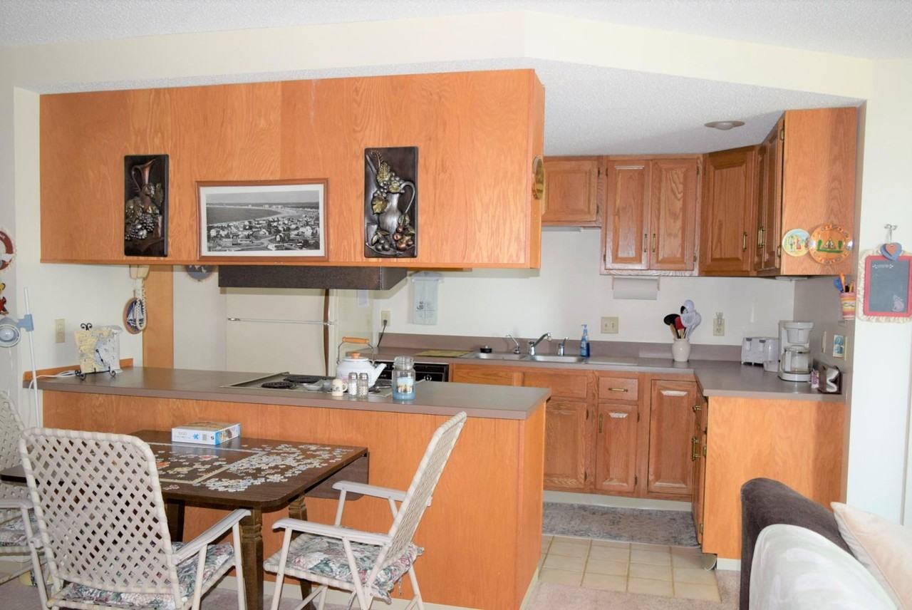 205 E Grand Ave #4B - Photo 4 of 11