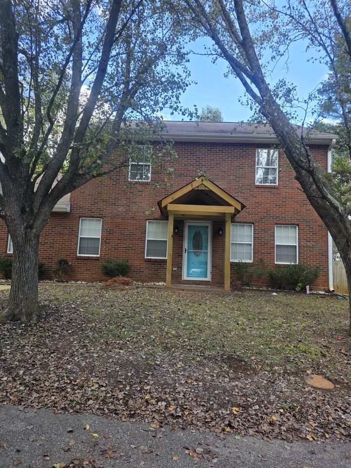 605 Sir Knight Ct - Photo 3 of 33