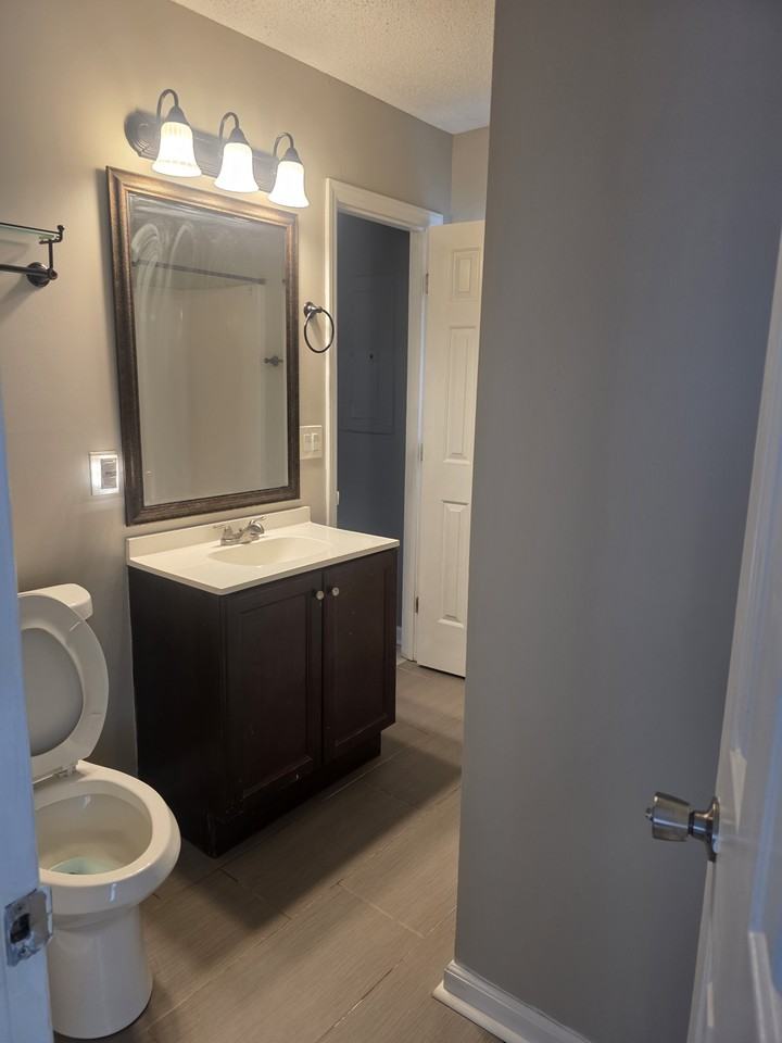605 Sir Knight Ct - Photo 5 of 33