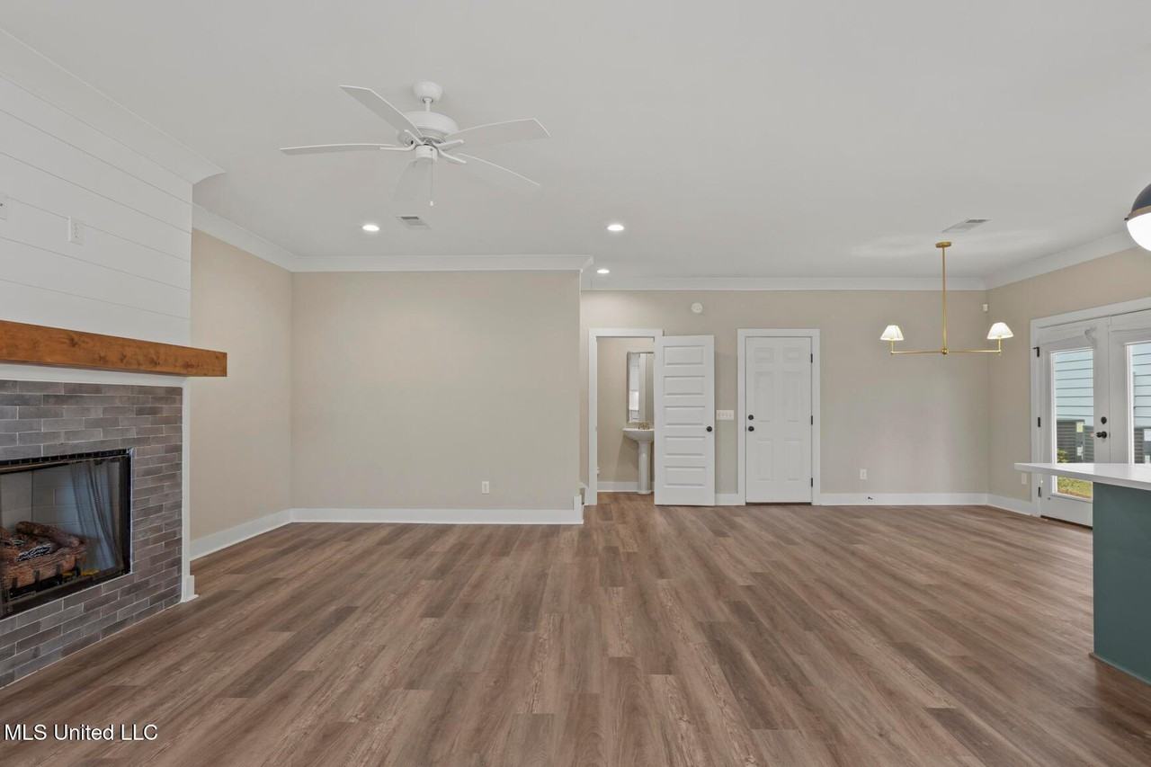 213 Grayson Pl - Photo 3 of 29