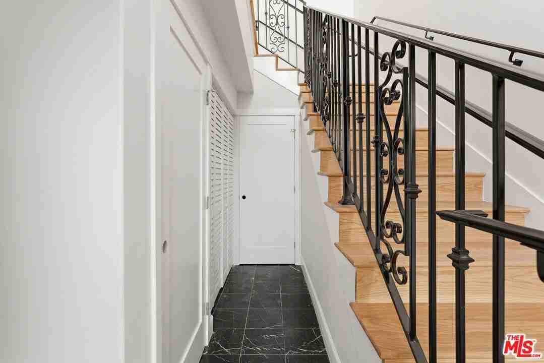 361 N Orange Dr ##1/2 - Photo 7 of 31